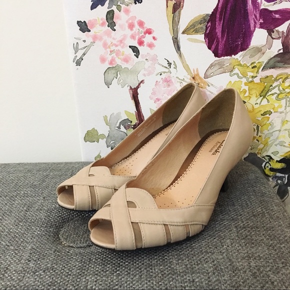 clarks cream heels